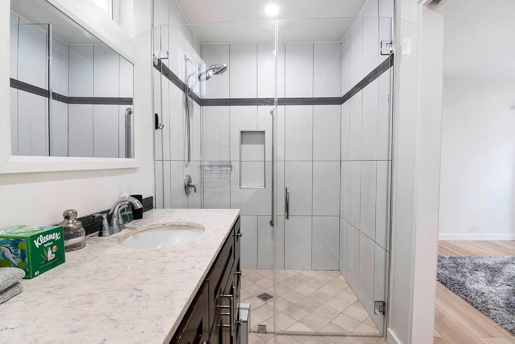 Casa de férias Updated 3-bedroom La With Backyard, Bbq & Family-friendly Amenities *