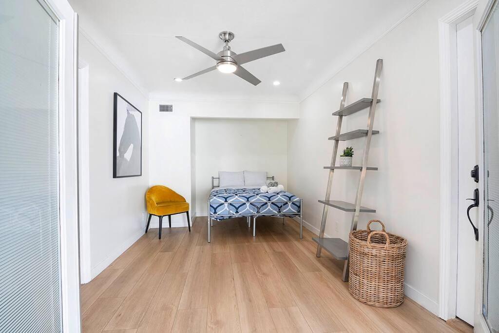 Casa de férias Updated 3-bedroom La With Backyard, Bbq & Family-friendly Amenities
