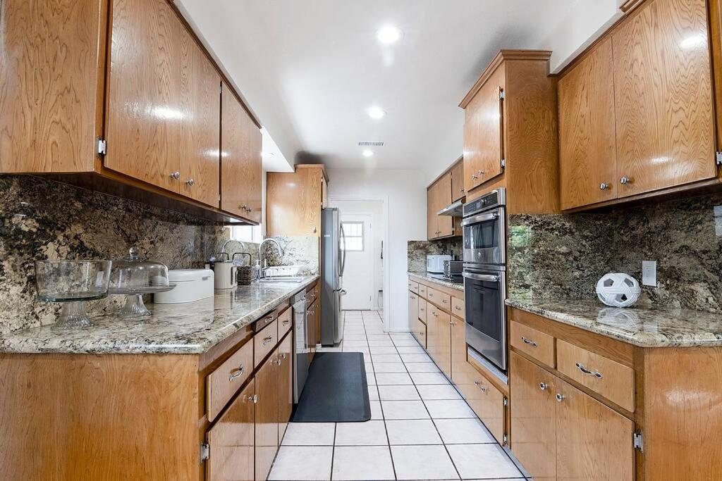 Casa de férias Updated 3-bedroom La With Backyard, Bbq & Family-friendly Amenities